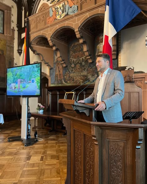 Uwe Conradt présentant le livre à la mairie